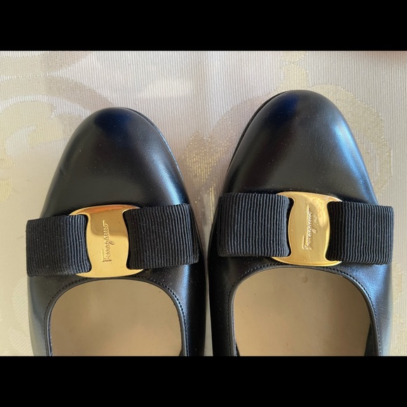 Salvatore Ferragamo Black pumps with Gold details - Picture 2 of 6
